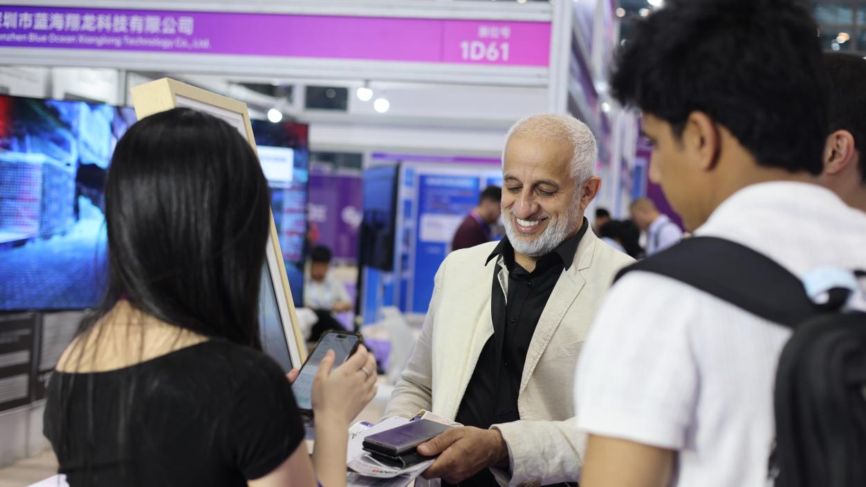 LinkseaAI smart reception and multilingual wayfinding demo at GAIE 2026