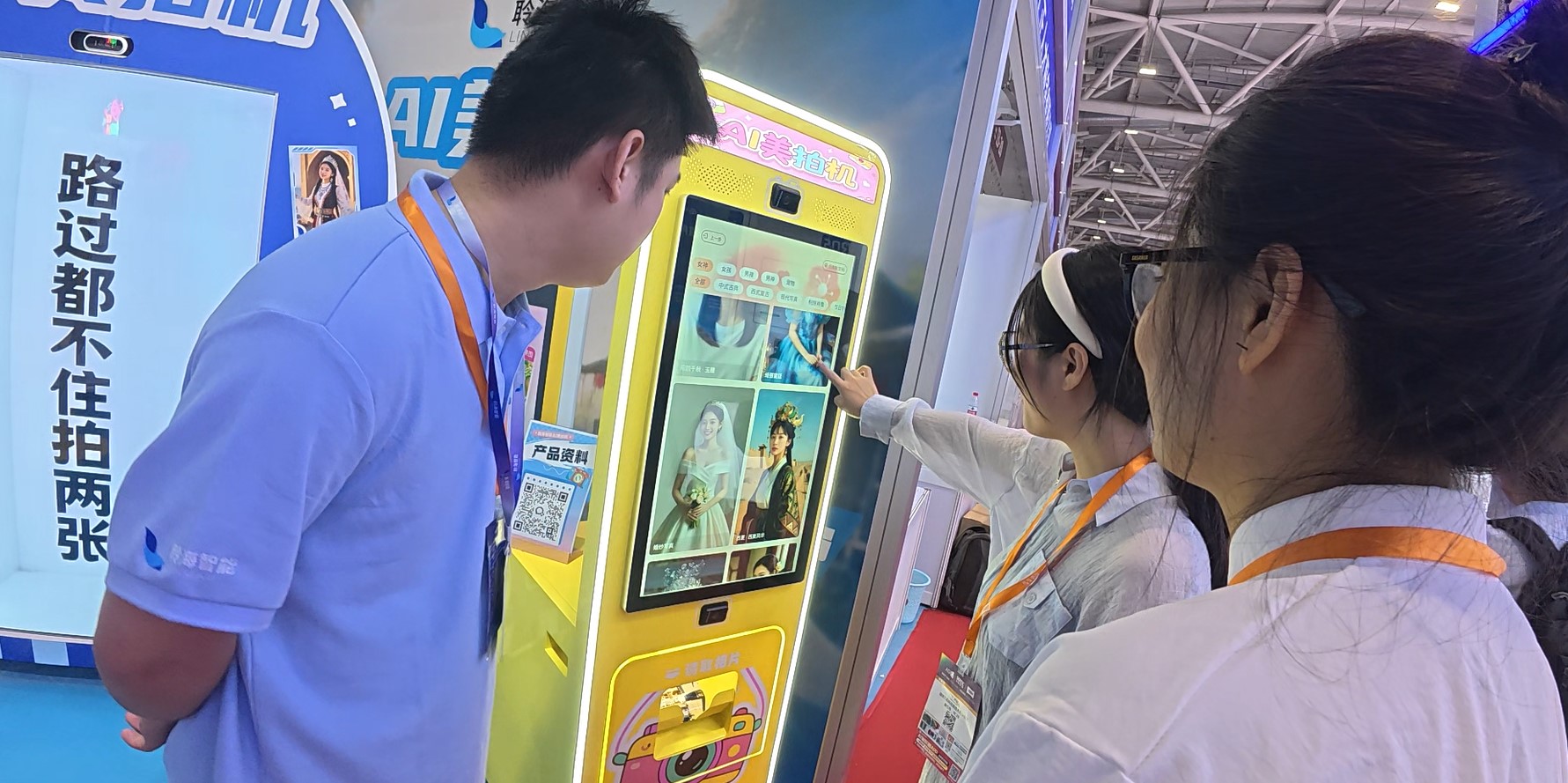 展位人气火爆，引发排队体验热潮